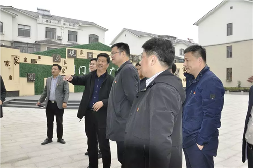 明门村调研家风家训广场